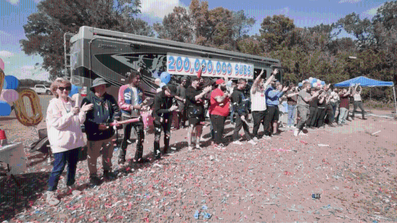 亲友早在地面等候，拉纸炮庆祝Youtube频道达2亿订阅。 Youtube