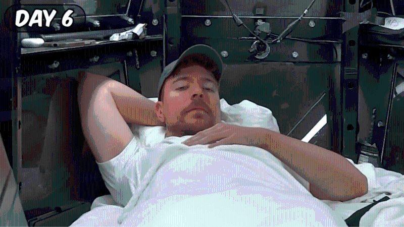 第6天，他在朋友讲话讲到一半时关掉对讲机，并丢在一旁。 Youtube