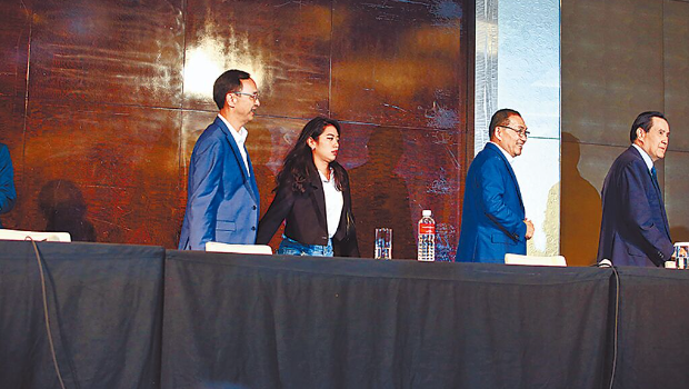 蓝白合会谈23日不欢而散,国民党2024参选人侯友宜(左二)、前领导人马英九(右)、国民党主席朱立伦(左)起身离开会场。 蓝白合会谈23日不欢而散,国民党2024参选人侯友宜(左二)、前领导人马英九(右)、国民党主席朱立伦(左)起身离开会场。