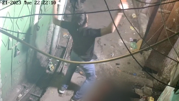 印度少年杀人还在尸体边跳舞。