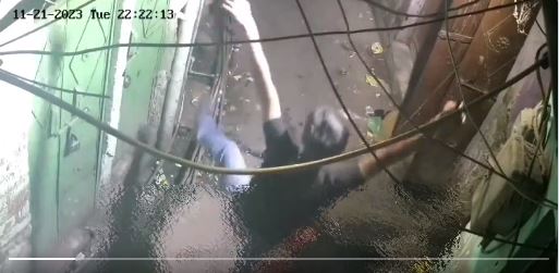 少年杀人后在尸体边跳舞。