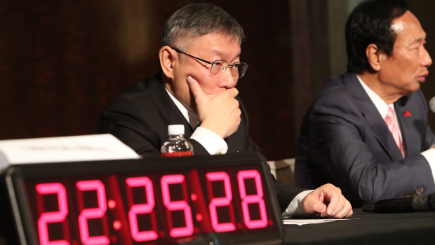 蓝白合23日进行会谈,在国民党主席朱立伦与2024参选人侯友宜指责柯文哲阵营污蔑人格愤而离席后,柯文哲(左)与郭台铭(右)独留台上。 蓝白合23日进行会谈,在国民党主席朱立伦与2024参选人侯友宜指责柯文哲阵营污蔑人格愤而离席后,柯文哲(左)与郭台铭(右)独留台上。