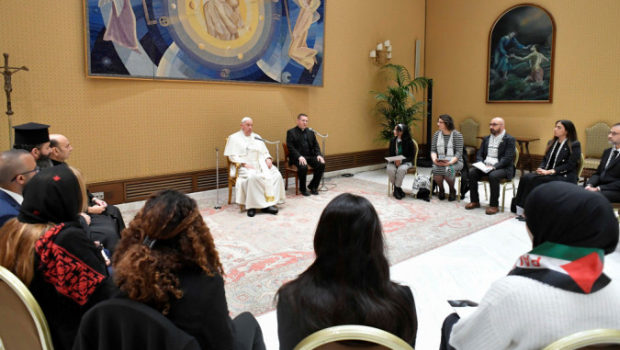 教宗和加沙居民家属见面。