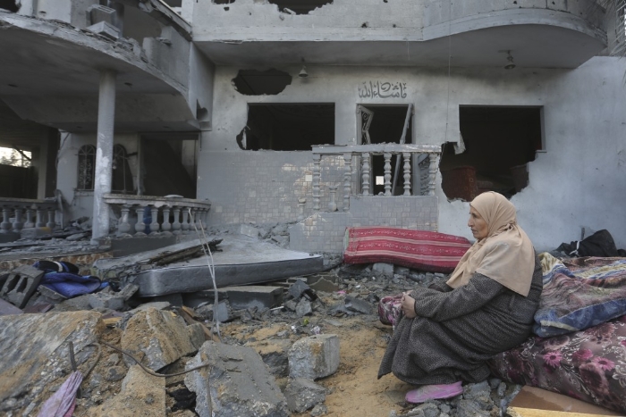 以军空袭加沙，造成严重破坏。