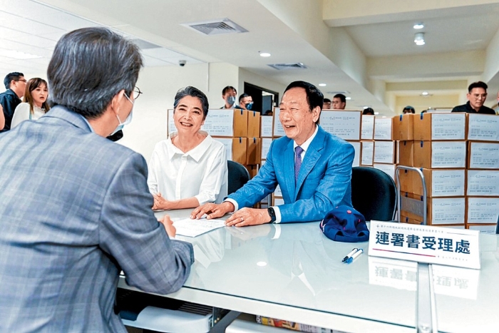 较早前郭台铭(右一)和副手赖佩霞(右二)递交连署书。 较早前郭台铭(右一)和副手赖佩霞(右二)递交连署书。