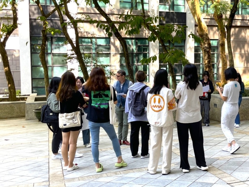 导师石岱仑教授与学生分享植物物种知识。 导师石岱仑教授与学生分享植物物种知识。