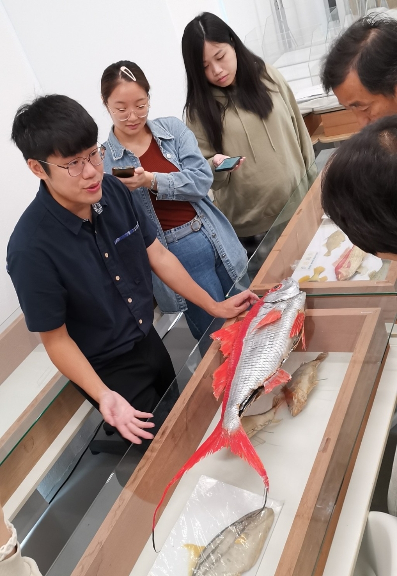 翻译系学生参观白鹭湖互动中心,将导赏团的粤语讲解翻译为英语,协助制作自然生态宣传品。 翻译系学生参观白鹭湖互动中心,将导赏团的粤语讲解翻译为英语,协助制作自然生态宣传品。