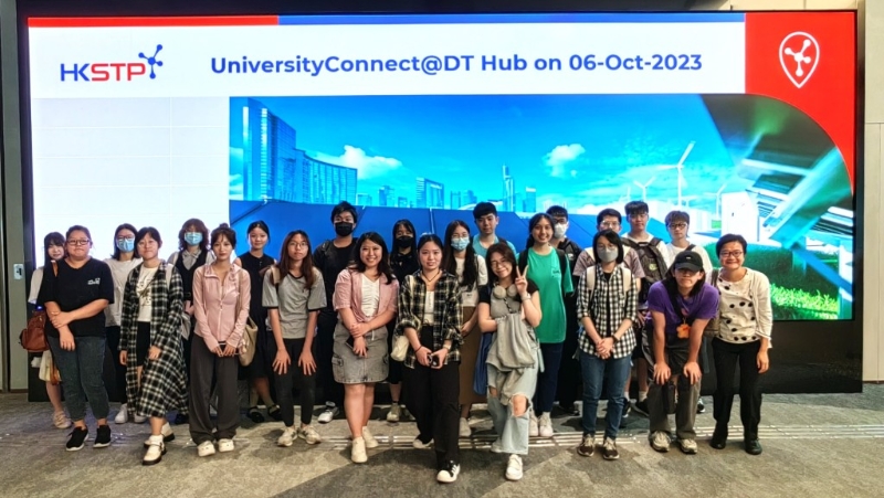 导师邓健苓女士(右一)带领学生参观香港科技园,了解初创企业的运作。 导师邓健苓女士(右一)带领学生参观香港科技园,了解初创企业的运作。