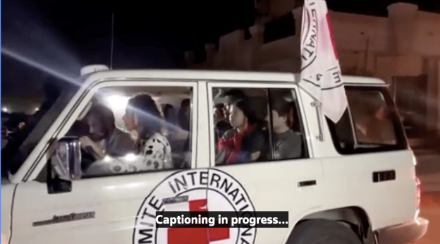 首批获哈马斯释放的以色列人质移交给红十字会人员安全带走。 首批获哈马斯释放的以色列人质移交给红十字会人员安全带走。