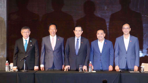 在野阵营于23日在君悦饭店讨论整合,柯文哲(左起)、郭台铭、马英九、侯友宜、朱立伦一同出席。 在野阵营于23日在君悦饭店讨论整合,柯文哲(左起)、郭台铭、马英九、侯友宜、朱立伦一同出席。