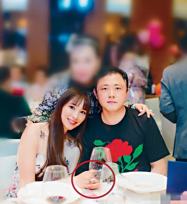 在港澳颇出风头的“赌场大亨”纪晓波,与台湾女星吴佩慈育有4名子女。 在港澳颇出风头的“赌场大亨”纪晓波,与台湾女星吴佩慈育有4名子女。