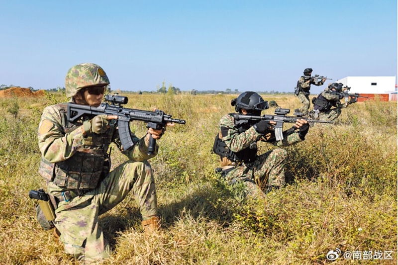 中国解放军南部战区25日宣布，南部战区陆军部队根据年度训练计划，自即日起，在位于中缅边境中方一侧，举行实战化演训活动。摘自南部战区微博