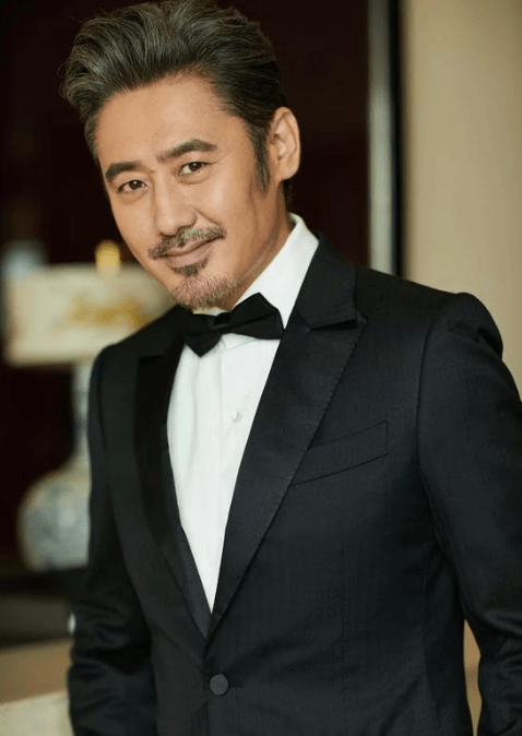 现年55岁的内地男演员吴秀波，曾贵为“叔圈”顶流。
