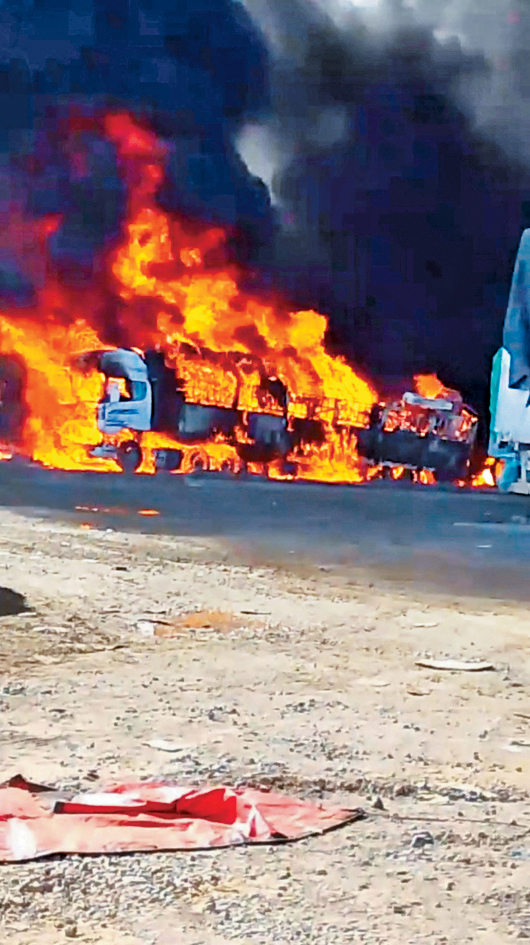一支从中国进入缅甸的货车车队被烧毁