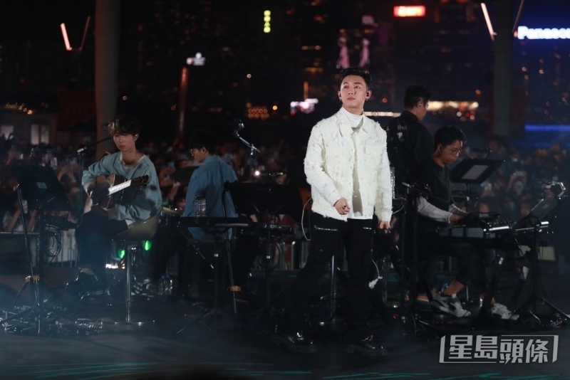 张天赋（MC）在文化中心露天广场举行演唱会，舞台核心与外围有近8千人。