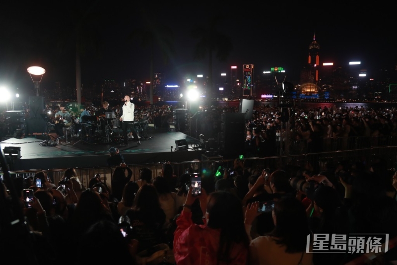 张天赋（MC）昨晚在文化中心露天广场举行演唱会。