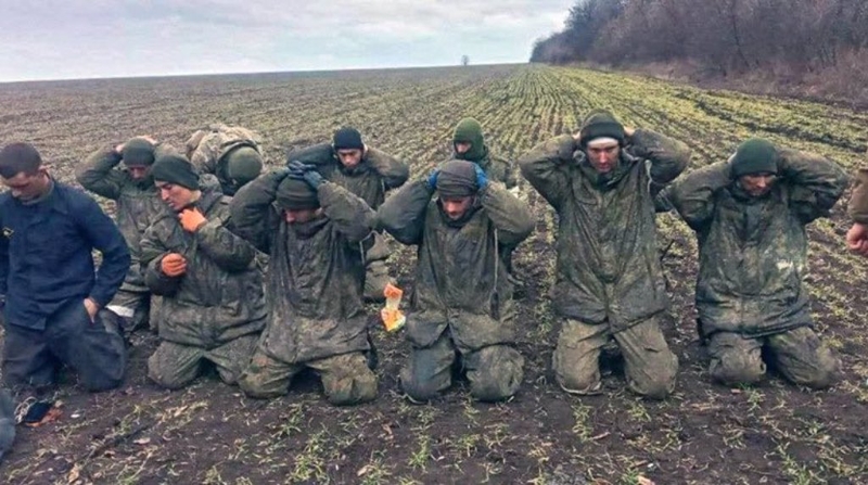 乌克兰发布的俄军投降照片，据称地点在阿夫迪夫卡。图：乌克兰国防部