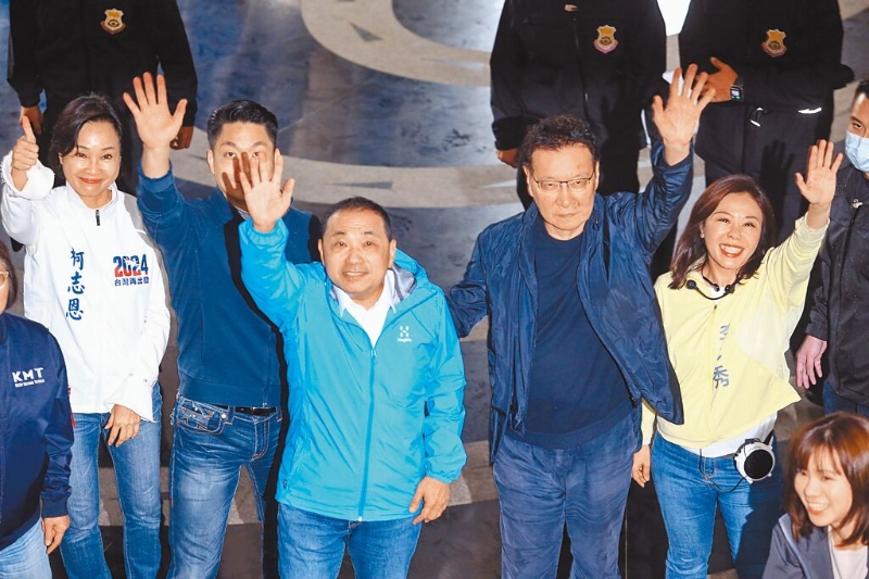 侯友宜(前左)、赵少康(前右)26日持续合体跑行程 侯友宜(前左)、赵少康(前右)26日持续合体跑行程