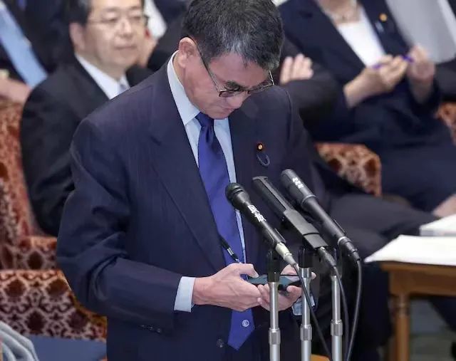 在27日的国会会议上，数字化担当大臣河野太郎答辩时掏出手机。图自日媒