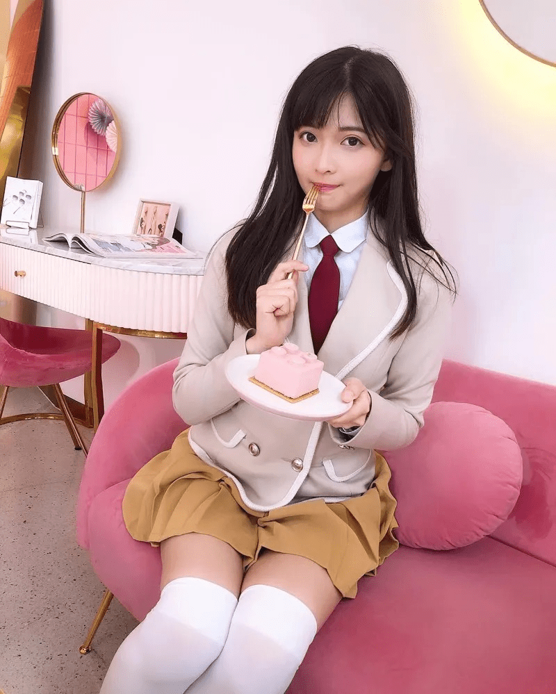 王馨曾是AKB48台湾研究生,后来放弃闯荡演艺圈,学开飞机成功当上长荣的女机师。 王馨曾是AKB48台湾研究生,后来放弃闯荡演艺圈,学开飞机成功当上长荣的女机师。