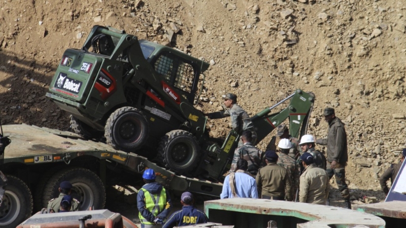 印度有兴建中隧道发生坍塌，41名工人被困。美联社