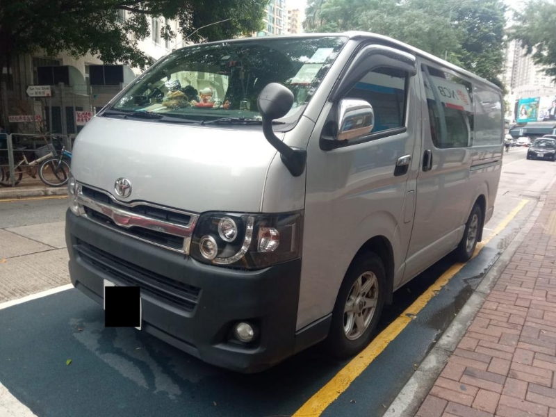 部分车辆被指滥用“灰证”,泊在路旁的伤残车位。 部分车辆被指滥用“灰证”,泊在路旁的伤残车位。