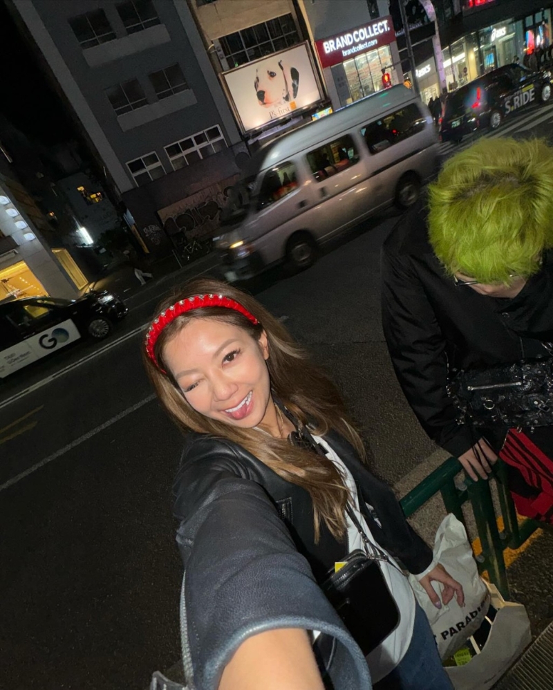 何雁诗潮影Gen Z大热的“Top View”高角度自拍，紧贴后生仔潮流。