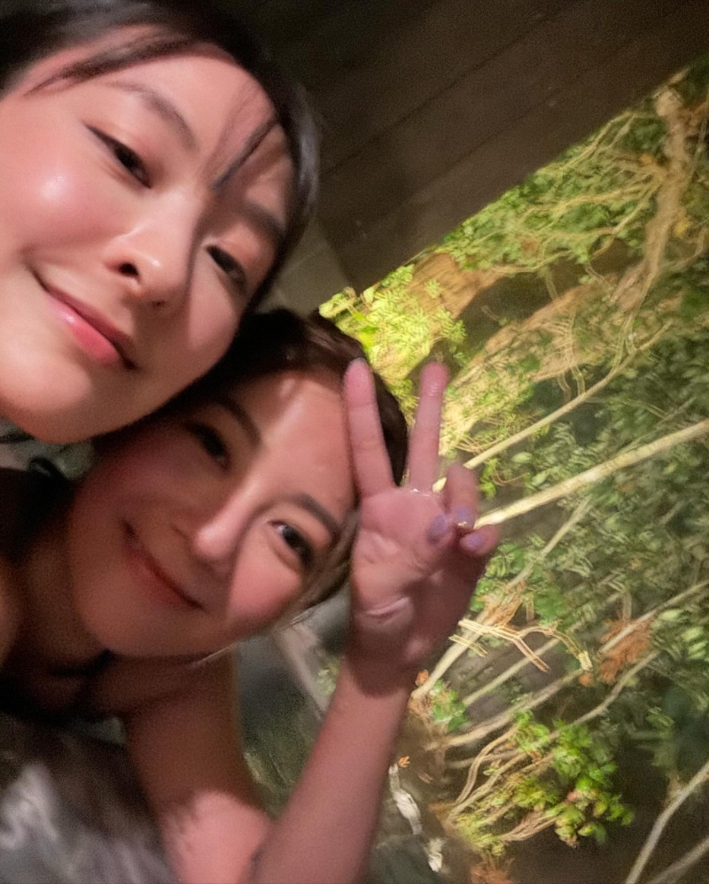 两女入住半露天风吕旅馆，陈滢（左）浸到双颊红粉绯绯，惜刻意遮晒全身完全冇料到。