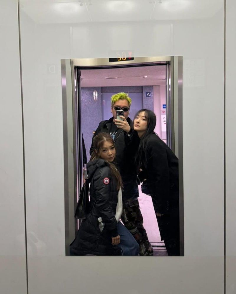 同行还有好姊妹陈滢（右）及造型师好友Derek ho（中），三人狂自拍。