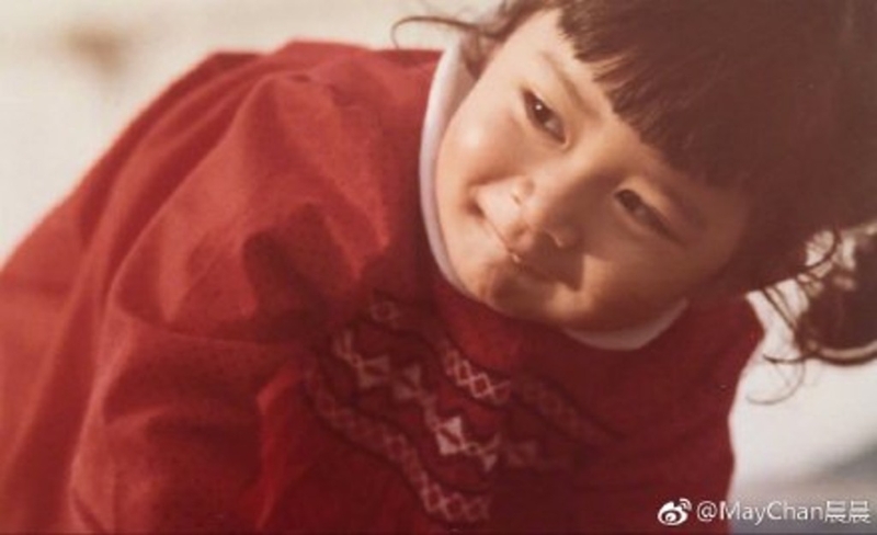 佘诗曼小时候相当可爱