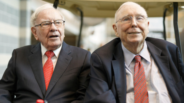 芒格与股神巴菲特是“黄金搭档”。 芒格与股神巴菲特是“黄金搭档”。