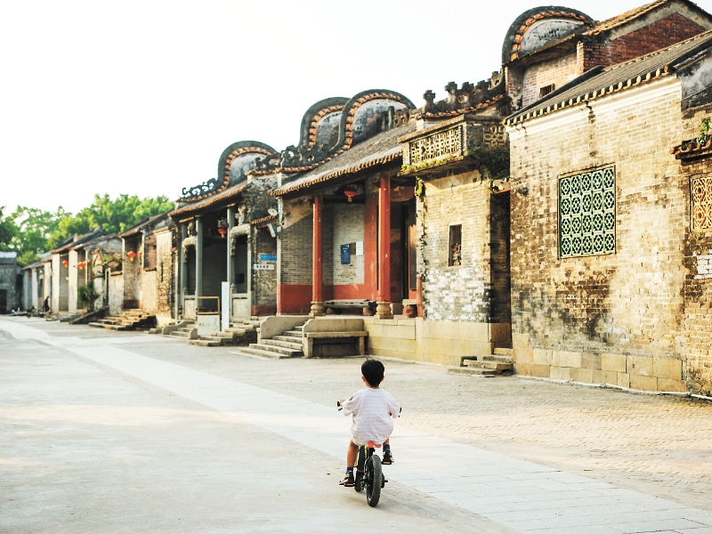 古老的祠堂与广场上骑车的小孩子形成了一幅颇有意趣的画面。 古老的祠堂与广场上骑车的小孩子形成了一幅颇有意趣的画面。