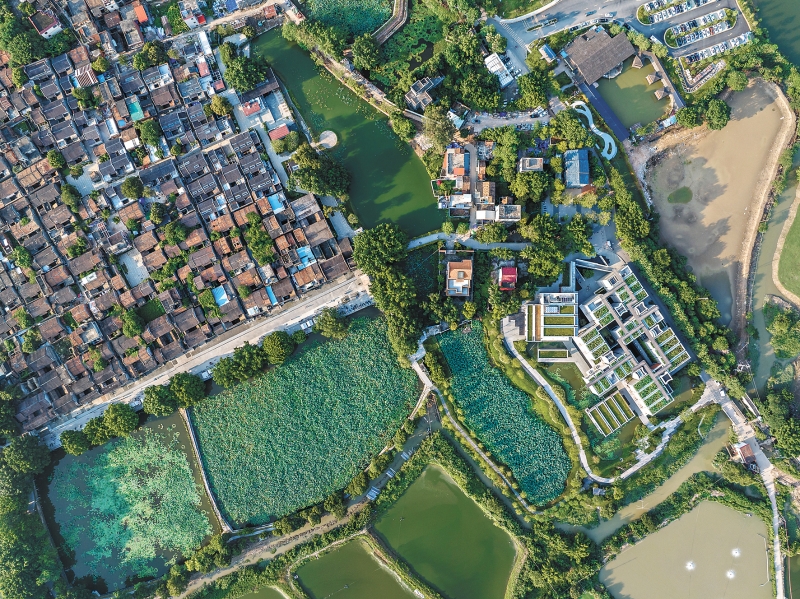 多功能艺术文化中心春阳台位于古村东南角的荷塘畔。(资料图片) 多功能艺术文化中心春阳台位于古村东南角的荷塘畔。(资料图片)