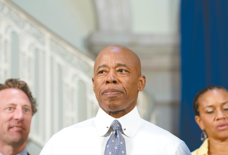 亚当斯表示，萨格斯不再为竞选活动筹款，但没有交代详情。 Hiroko Masuike纽约时报