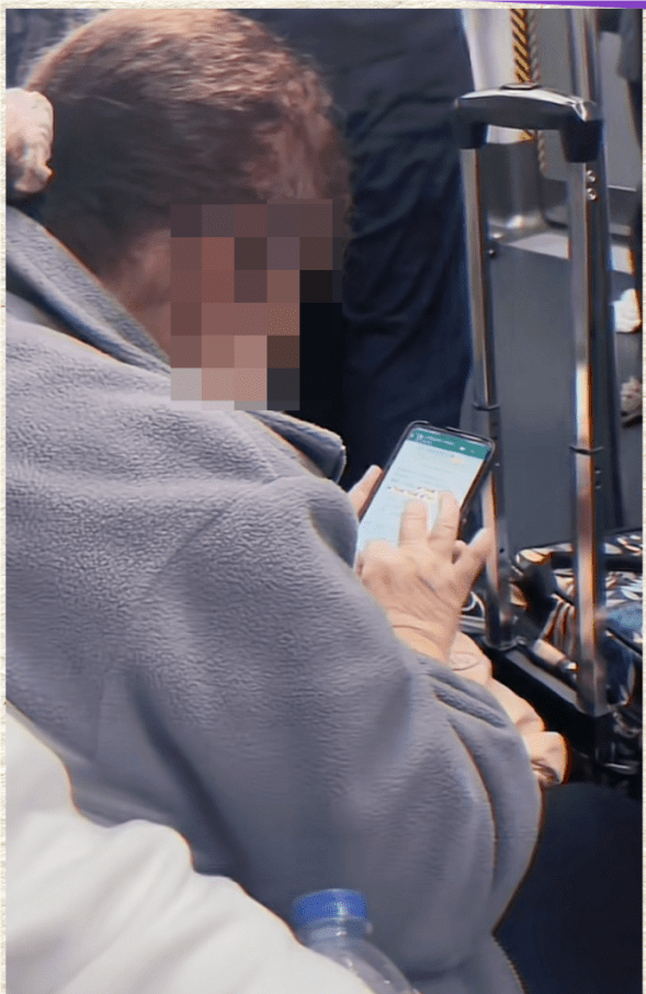 有网民搭港铁，看到一名妇人低头打Whatsapp。