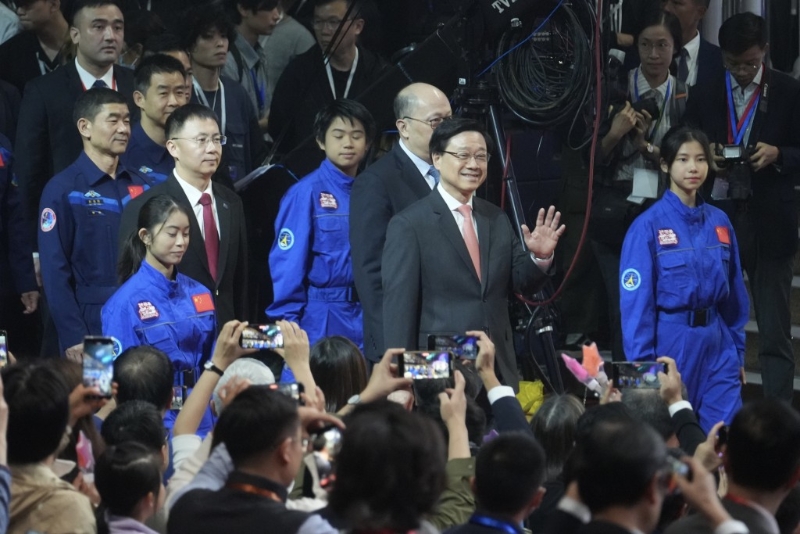 特首李家超及中联办主任郑雁雄陪同航天员一同进场。