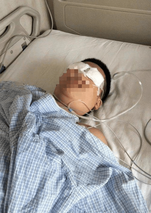 被班主任扯头发掌掴的小学生。