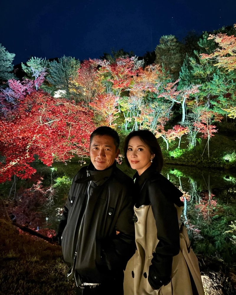 刘嘉玲昨日晒出与梁朝伟在日本看秋枫的照片。