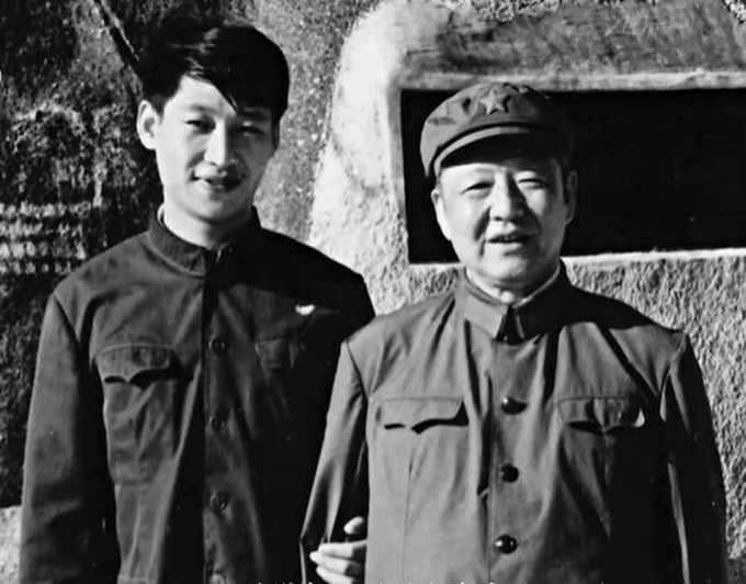 1979年，习仲勋（右）和习近平（左）在海南。
