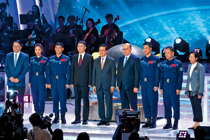 代表团昨日出席全港欢迎中国载人航天工程代表团大汇演，特首李家超（右五）及中联办主任郑雁雄（右四）主礼。