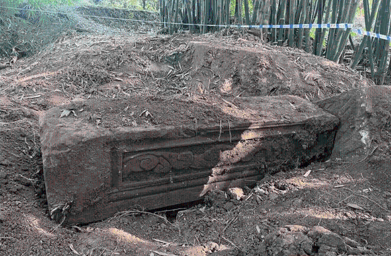 案发现场的古墓。