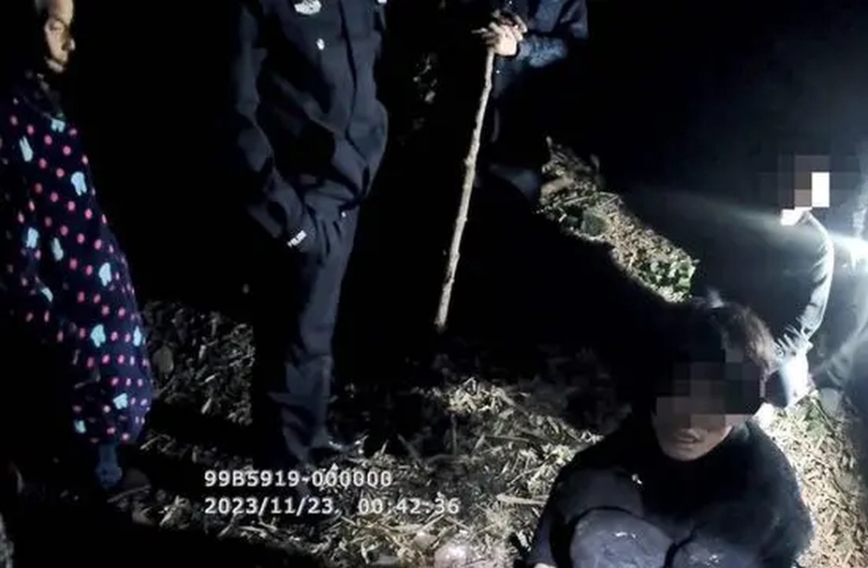 被现场抓获的姚某赛和姚某伟。 当地警方