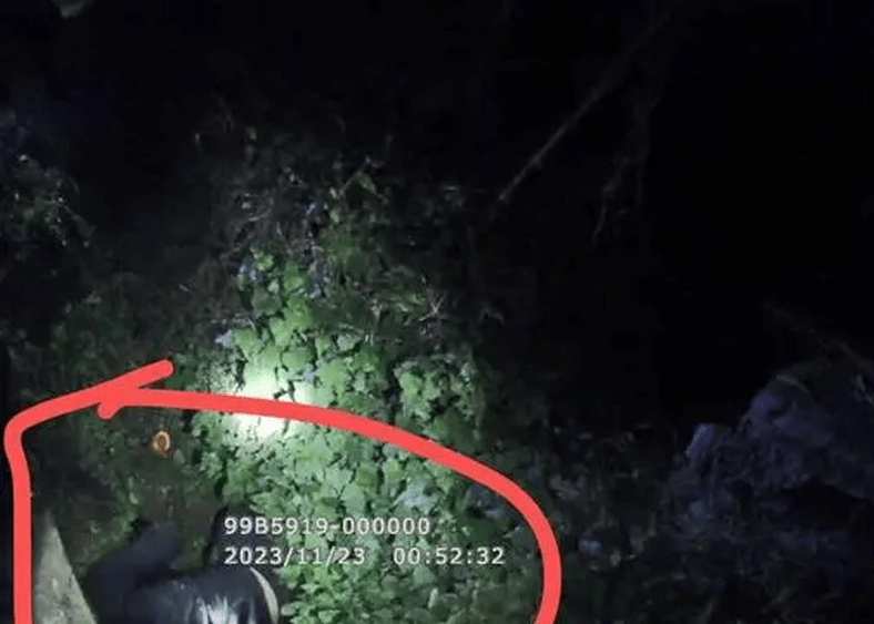 躲在水沟里的从某。 当地警方