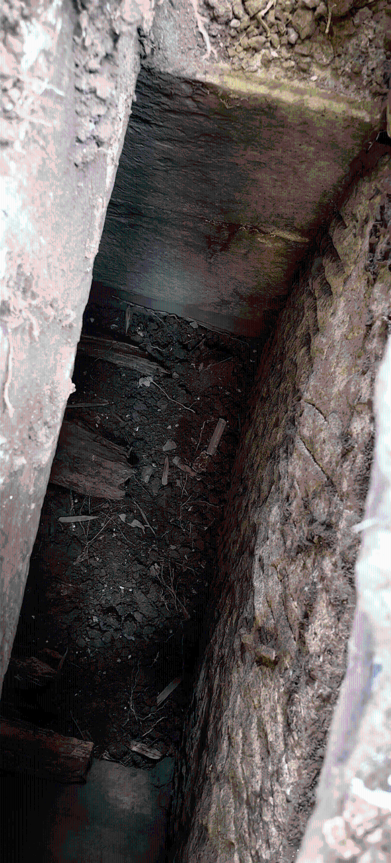 古墓内遗留下的蜡烛。 红星新闻