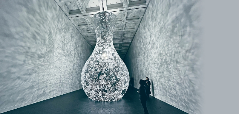 《Gravity and Grace》的创作灵感，源自经历灾难后，对于「存在」的质疑。