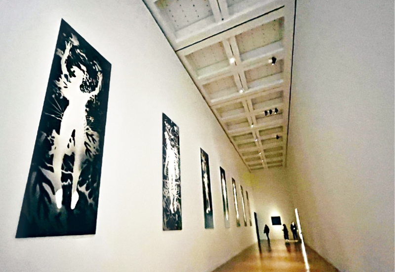 《Gravity and Grace》系列中的大型摄影作品，当中加入了人物的剪影，让人反思与时间、与世界的关系。