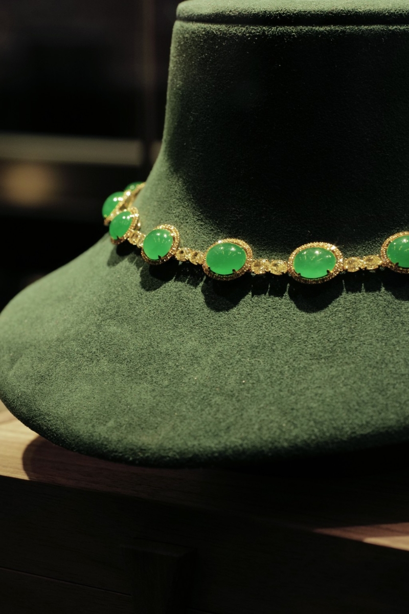 Yve传承父亲的专业，良晨最初也以翡翠玉石起家，至今专店内亦有不少珍贵翡翠珠宝。