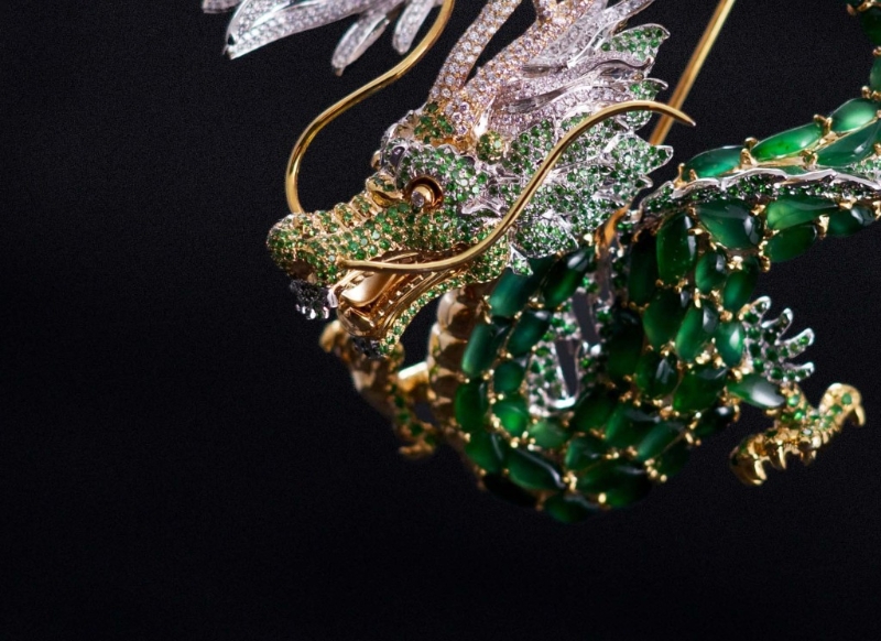 出自品牌手笔的黄金翡翠镶钻石龙造型别针。