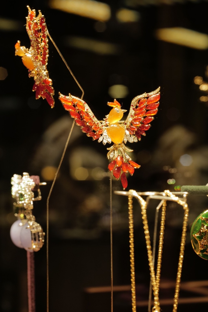 Yve父亲是翡翠玉石专家，他从少便受熏陶，所以珠宝店内亦有不少以玉石创作的珠宝作品。