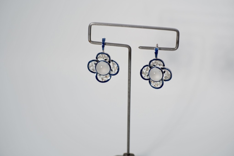 18K白金冷玉珐瑯耳环。